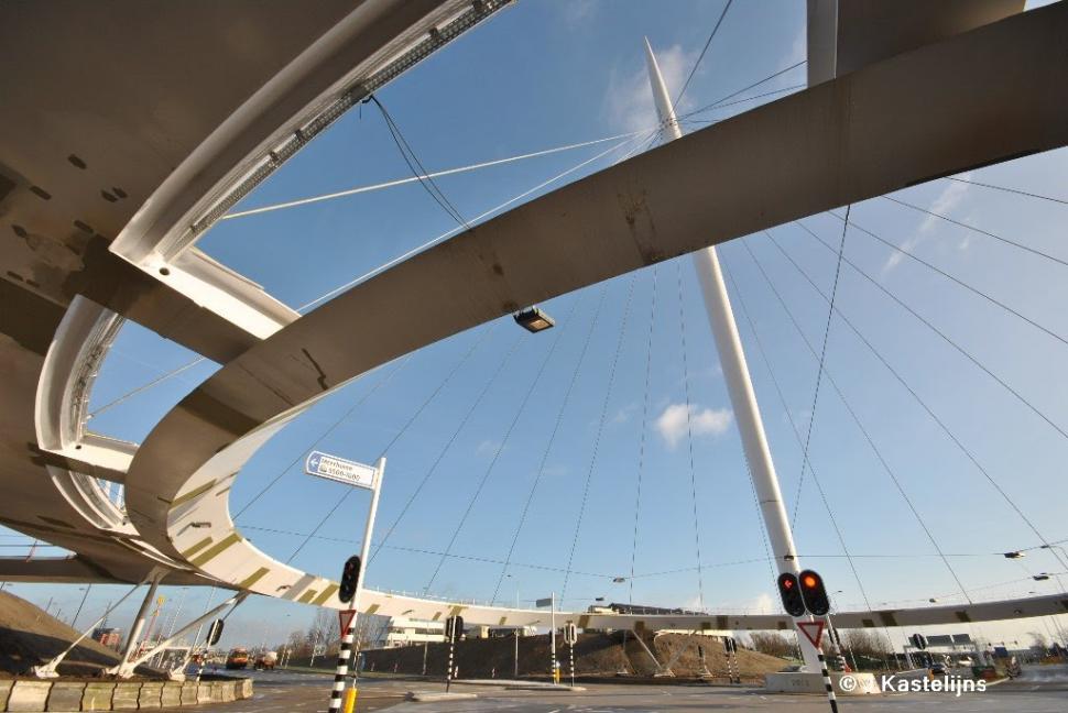 Minunea construită în Olanda, care arată cât de dezvoltată este această ţară. Sensul giratoriu suspendat pentru BICICLIŞTI 234290