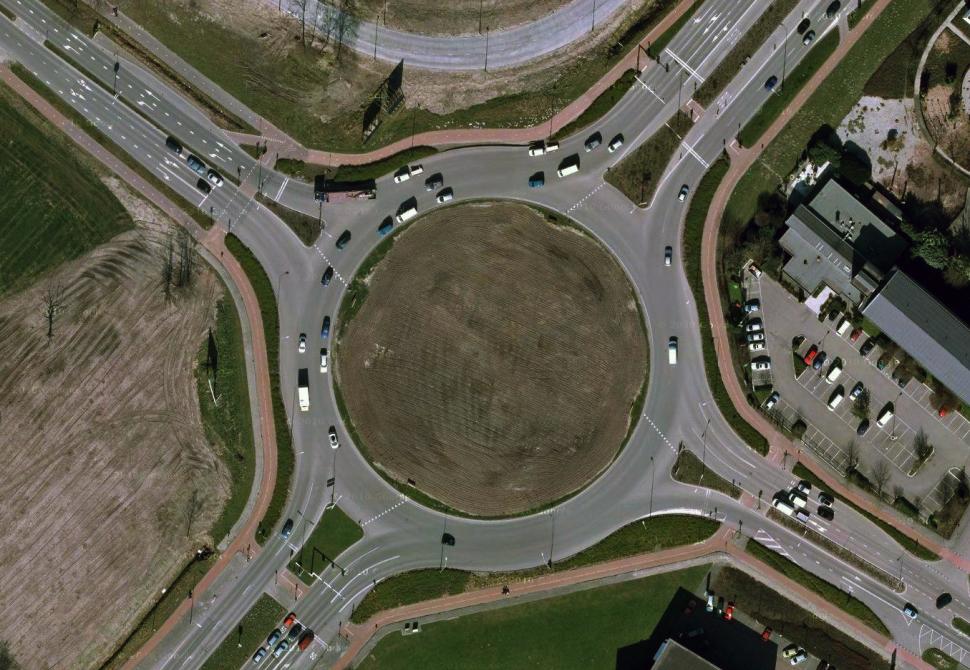 Minunea construită în Olanda, care arată cât de dezvoltată este această ţară. Sensul giratoriu suspendat pentru BICICLIŞTI 234294