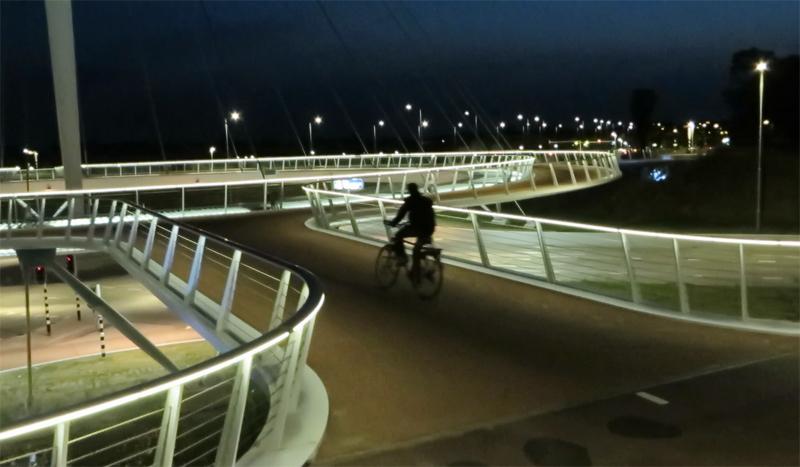 Minunea construită în Olanda, care arată cât de dezvoltată este această ţară. Sensul giratoriu suspendat pentru BICICLIŞTI 234295