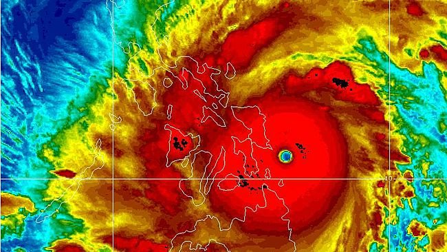 SUPER-FURTUNA Haiyan a adus DEZASTRUL în Filipine. Taifunul loveşte cu rafale de vânt de 380 km/h