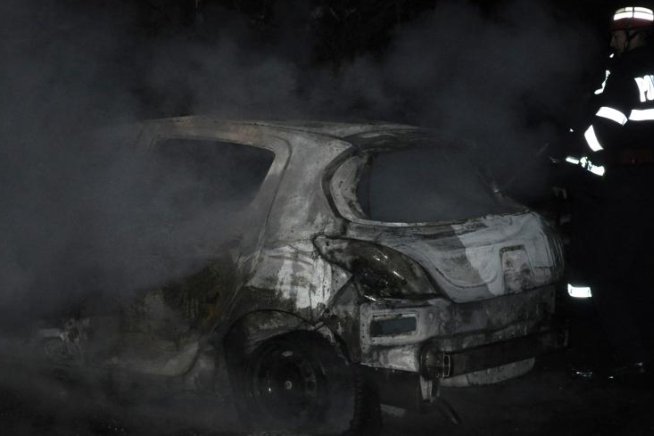 O tânără din Bucureşti s-a ales cu maşina incendiată după ce s-a certat cu iubitul