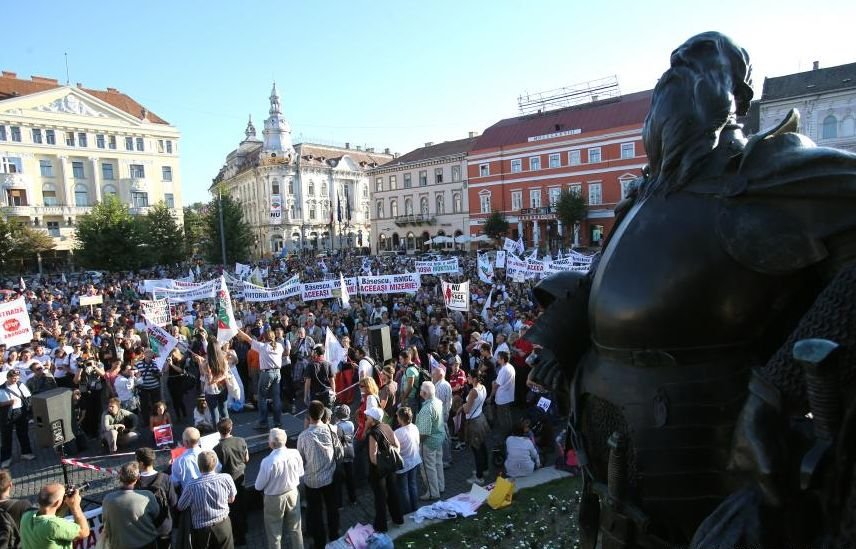  &quot;Roşia, Roşia vine revoluţia&quot;. Peste 500 de manifestanţi anti-Roşia Montană au blocat traficul în centrul Clujului