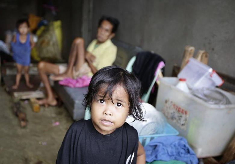 Supravieţuitorii taifunului din Filipine jefuiesc morţii pentru hrană. "Ne-a luat orice demnitate. Facem lucruri înspăimântătoare pentru a supravieţui" 234525