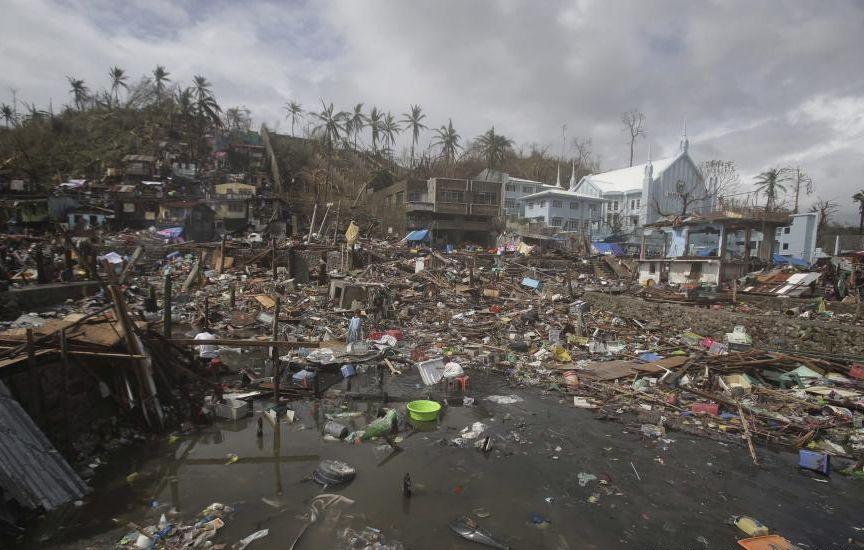 Supravieţuitorii taifunului din Filipine jefuiesc morţii pentru hrană. "Ne-a luat orice demnitate. Facem lucruri înspăimântătoare pentru a supravieţui" 234526