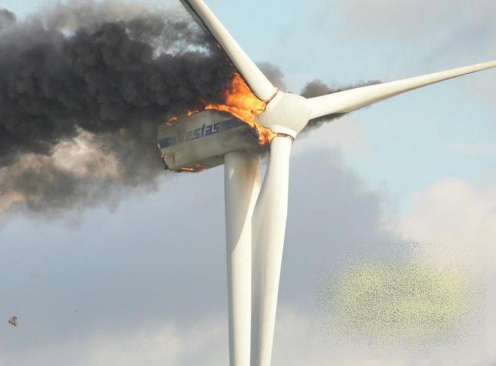 Doi muncitori au avut parte de un sfârşit îngrozitor, după ce turbina unei mori de vânt a luat foc. "Erau într-o capcană a morţii" 234580