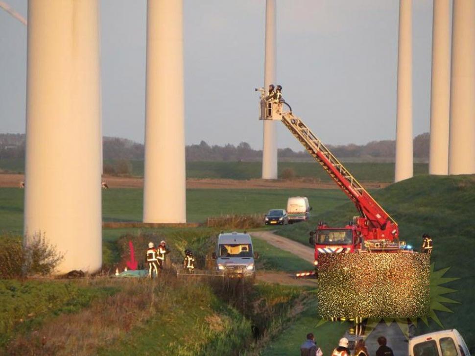 Doi muncitori au avut parte de un sfârşit îngrozitor, după ce turbina unei mori de vânt a luat foc. "Erau într-o capcană a morţii" 234583