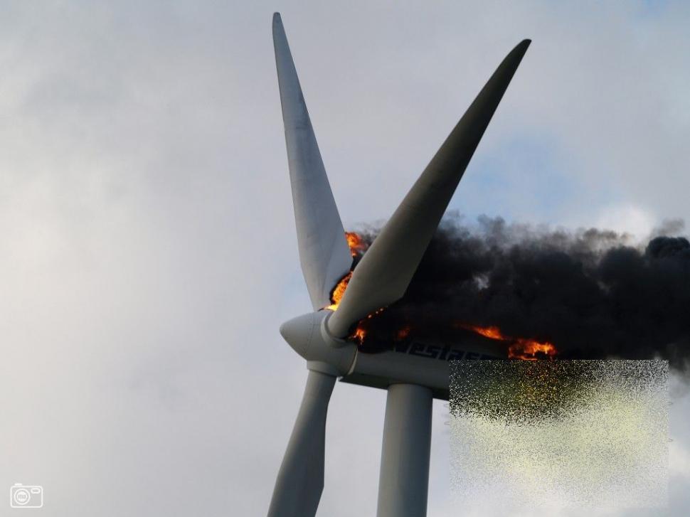 Doi muncitori au avut parte de un sfârşit îngrozitor, după ce turbina unei mori de vânt a luat foc. "Erau într-o capcană a morţii" 234584