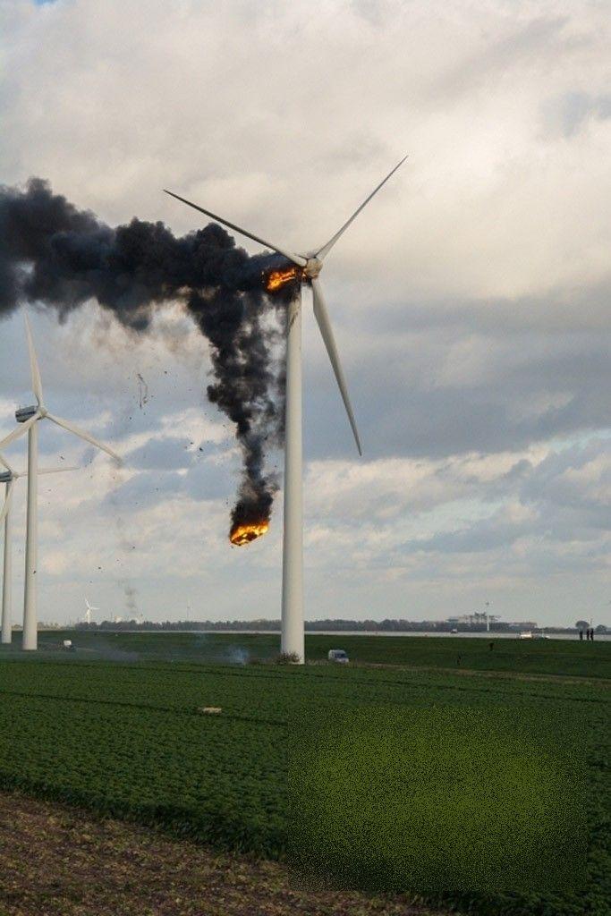 Doi muncitori au avut parte de un sfârşit îngrozitor, după ce turbina unei mori de vânt a luat foc. "Erau într-o capcană a morţii" 234586