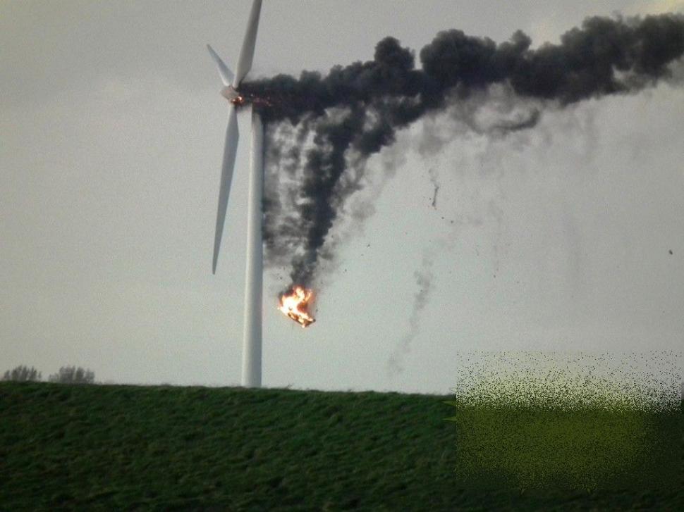 Doi muncitori au avut parte de un sfârşit îngrozitor, după ce turbina unei mori de vânt a luat foc. "Erau într-o capcană a morţii" 234587