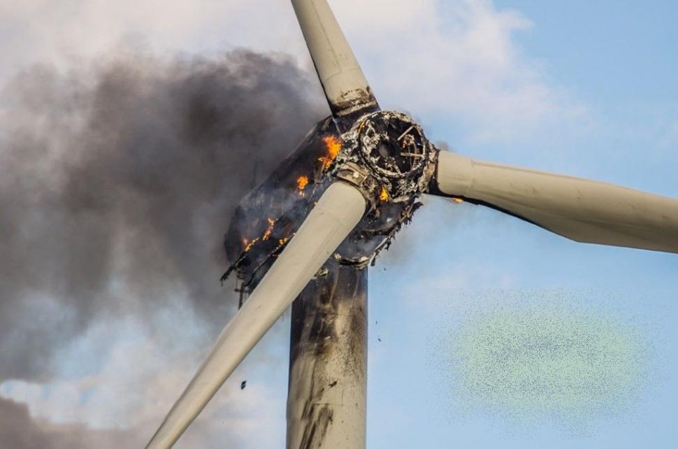 Doi muncitori au avut parte de un sfârşit îngrozitor, după ce turbina unei mori de vânt a luat foc. "Erau într-o capcană a morţii" 234589