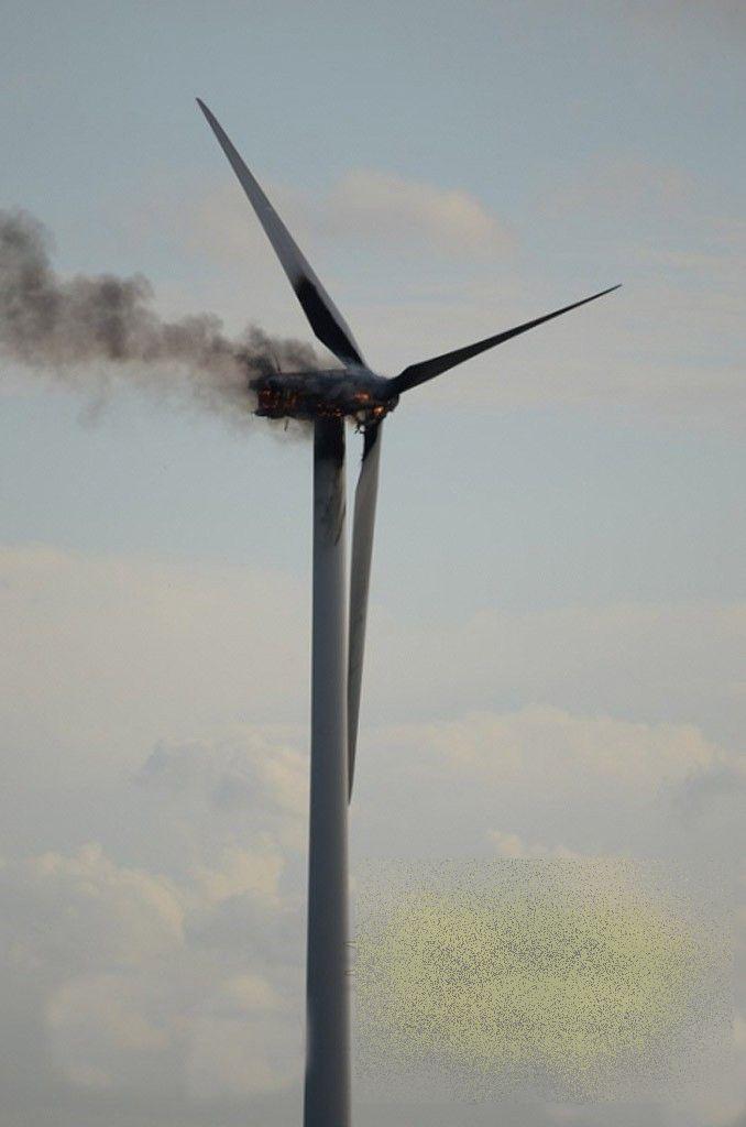 Doi muncitori au avut parte de un sfârşit îngrozitor, după ce turbina unei mori de vânt a luat foc. "Erau într-o capcană a morţii" 234590