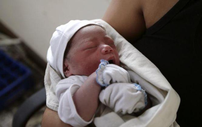 "Ea este miracolul meu!" Povestea impresionantă a bebeluşului care a "sfidat" cea mai mare catastrofă naturală din Filipine 234657