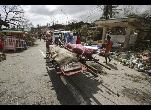 Apocalipsa a venit pentru oamenii din Filipine. Cadavrele sunt lăsate pe străzi şi acoperite cu folii de plastic: &quot;Suntem DISPERAŢI&quot;