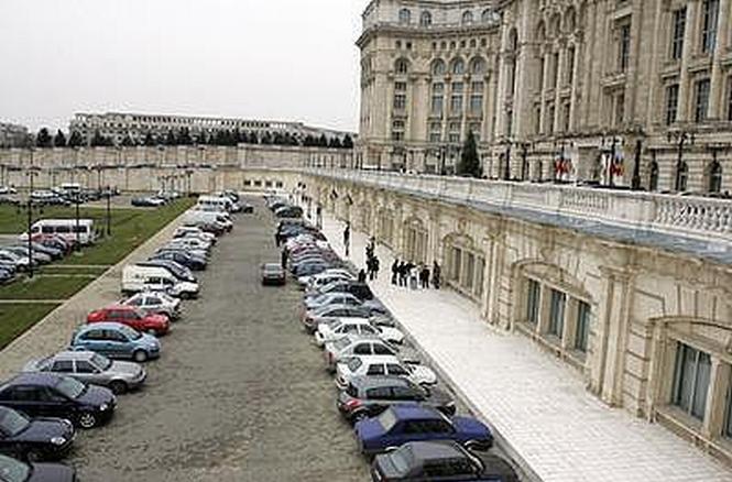Camera Deputaţilor: Maşinile Dacia Duster achiziţionate au costat 3,5 milioane lei