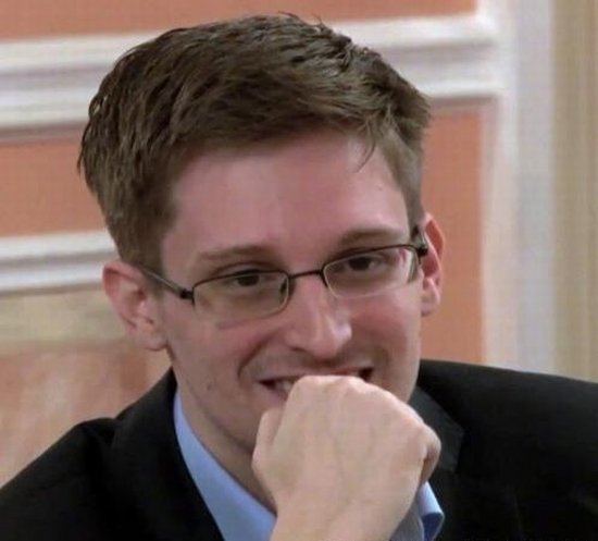 Edward Snowden NU a primit niciun ban pentru dezvăluirea de informaţii clasificate 