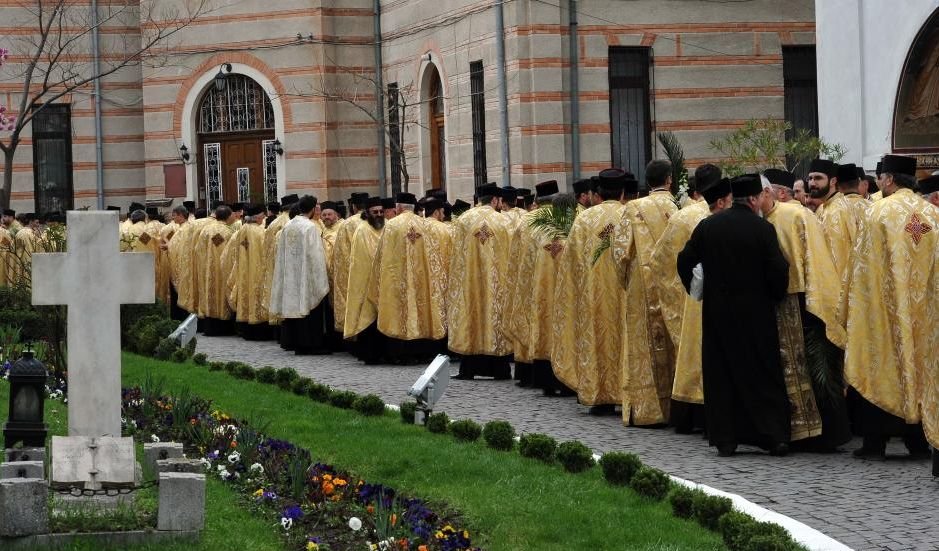 Acuzaţiile grave ale unui oficial ANAT: Tarifele practicate de preoţi pentru excursii, MAI MARI ca să ajungă până la episcop