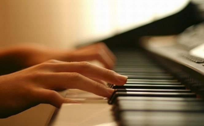 Bătaie de joc la adresa talentelor autohtone. Pianist excepţional de 12 ani somat de ANAF, deşi statul nu îi mai plăteşte bursă de două luni