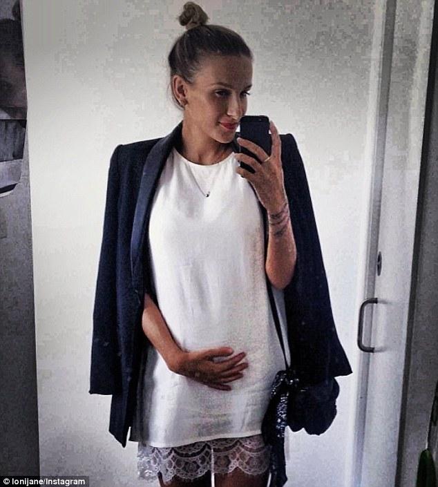 Cum arată femeia care mănâncă 20 de banane în fiecare zi. Peste 100.000 de oameni o urmăresc în fiecare zi 234973