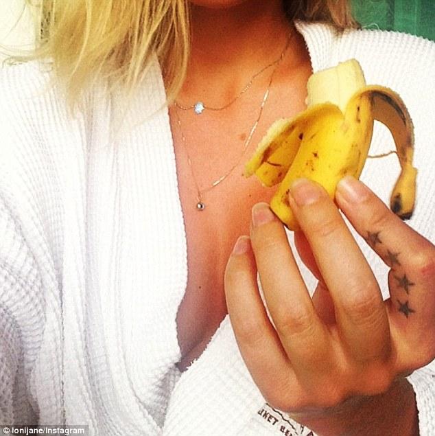 Cum arată femeia care mănâncă 20 de banane în fiecare zi. Peste 100.000 de oameni o urmăresc în fiecare zi 234975