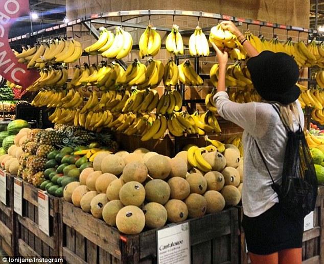 Cum arată femeia care mănâncă 20 de banane în fiecare zi. Peste 100.000 de oameni o urmăresc în fiecare zi 234976