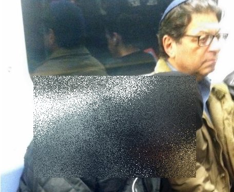 Fotografia asta a şocat milioane de oameni. Ce face un tânăr de culoare lângă un bărbat evreu, în metrou