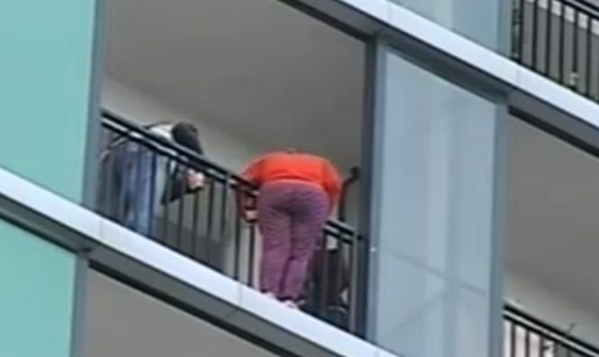 Femeia care ameninţa că se aruncă de la etajul 13 al unui bloc din Bucureşti a fost salvată