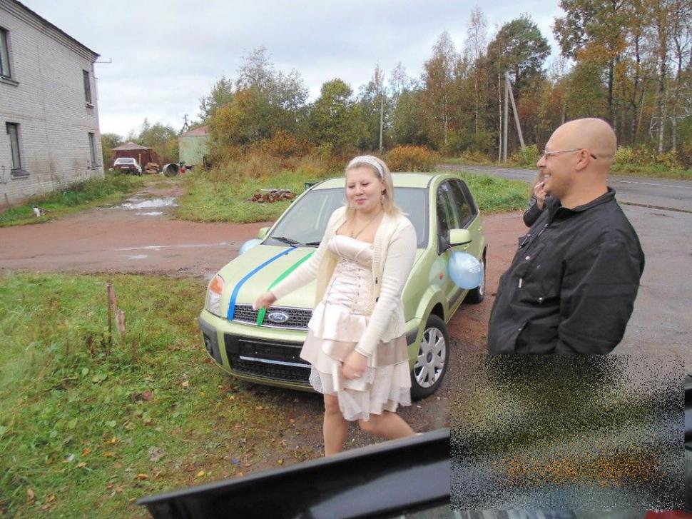 Mirii şi naşii sunt acum căutaţi de poliţie. Vor fi amendaţi pentru că s-au fotografiat în cimitirul soldatului necunoscut  235082