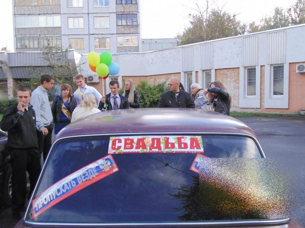 Mirii şi naşii sunt acum căutaţi de poliţie. Vor fi amendaţi pentru că s-au fotografiat în cimitirul soldatului necunoscut  235083