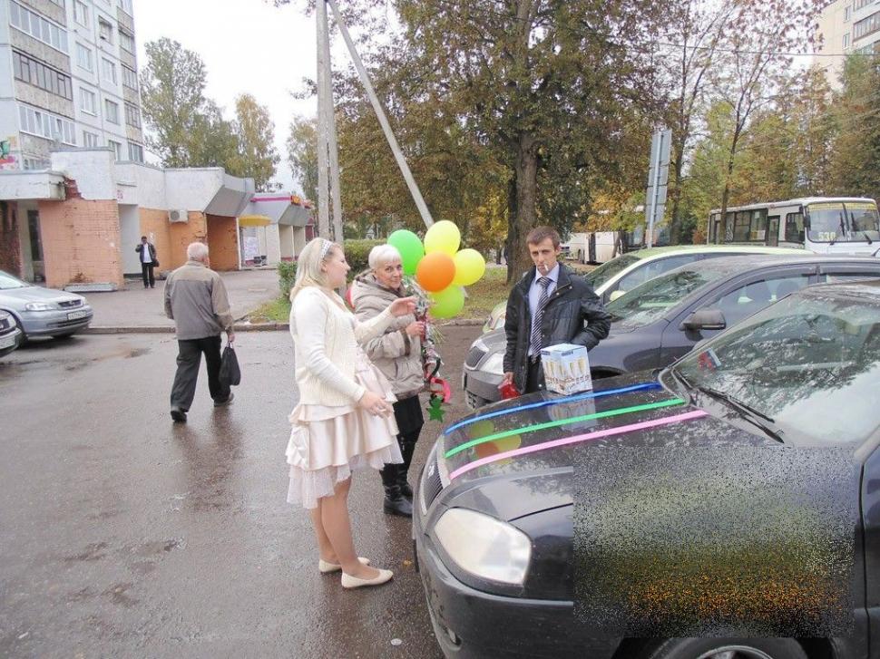 Mirii şi naşii sunt acum căutaţi de poliţie. Vor fi amendaţi pentru că s-au fotografiat în cimitirul soldatului necunoscut  235084