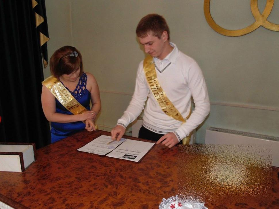 Mirii şi naşii sunt acum căutaţi de poliţie. Vor fi amendaţi pentru că s-au fotografiat în cimitirul soldatului necunoscut  235086