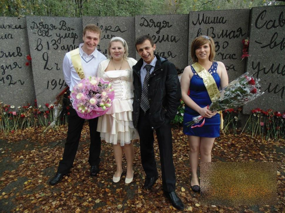 Mirii şi naşii sunt acum căutaţi de poliţie. Vor fi amendaţi pentru că s-au fotografiat în cimitirul soldatului necunoscut  235087