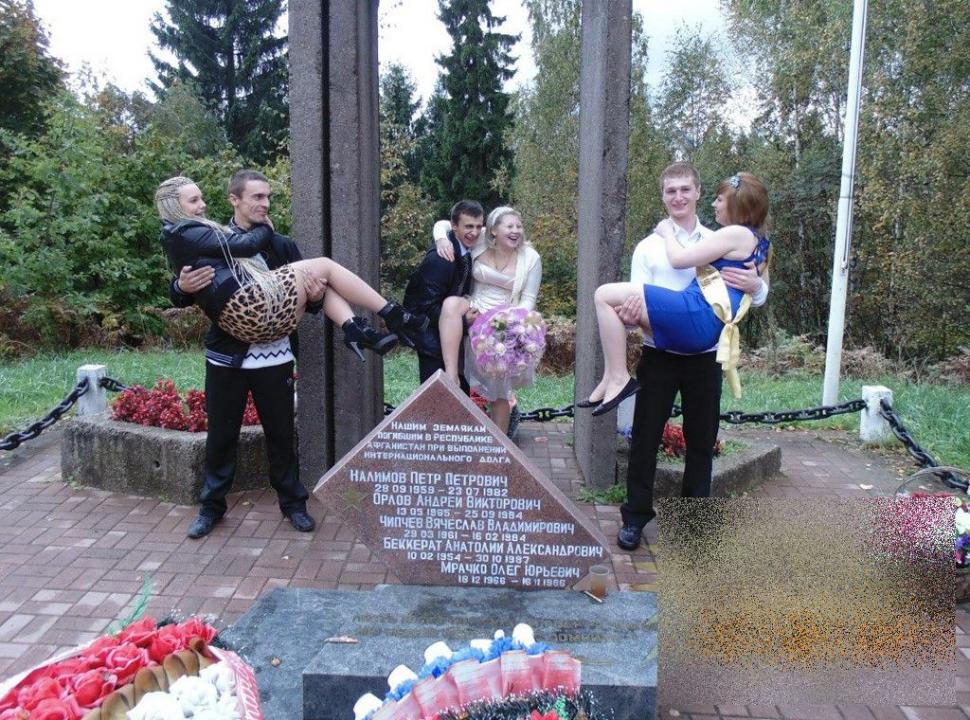 Mirii şi naşii sunt acum căutaţi de poliţie. Vor fi amendaţi pentru că s-au fotografiat în cimitirul soldatului necunoscut  235088