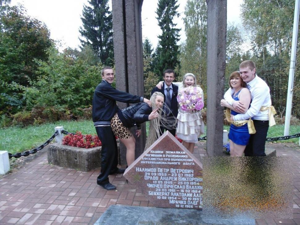 Mirii şi naşii sunt acum căutaţi de poliţie. Vor fi amendaţi pentru că s-au fotografiat în cimitirul soldatului necunoscut  235089