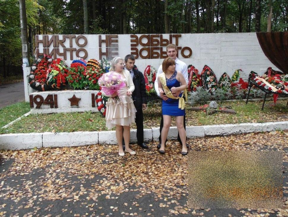 Mirii şi naşii sunt acum căutaţi de poliţie. Vor fi amendaţi pentru că s-au fotografiat în cimitirul soldatului necunoscut  235090