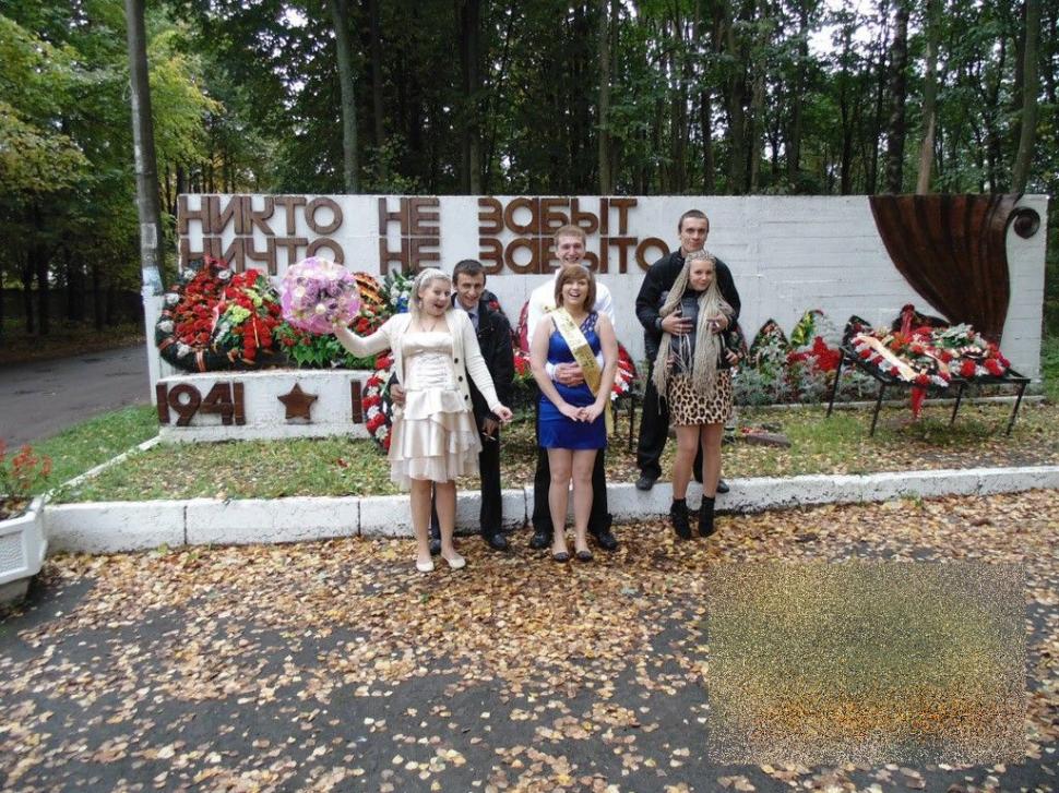 Mirii şi naşii sunt acum căutaţi de poliţie. Vor fi amendaţi pentru că s-au fotografiat în cimitirul soldatului necunoscut  235091