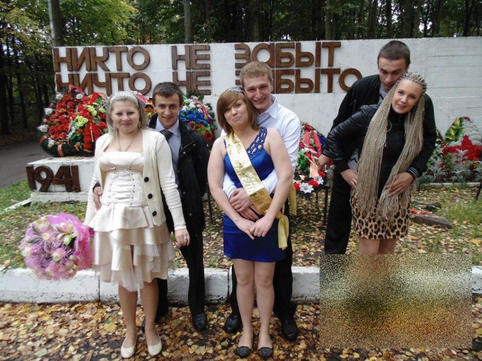 Mirii şi naşii sunt acum căutaţi de poliţie. Vor fi amendaţi pentru că s-au fotografiat în cimitirul soldatului necunoscut  235092