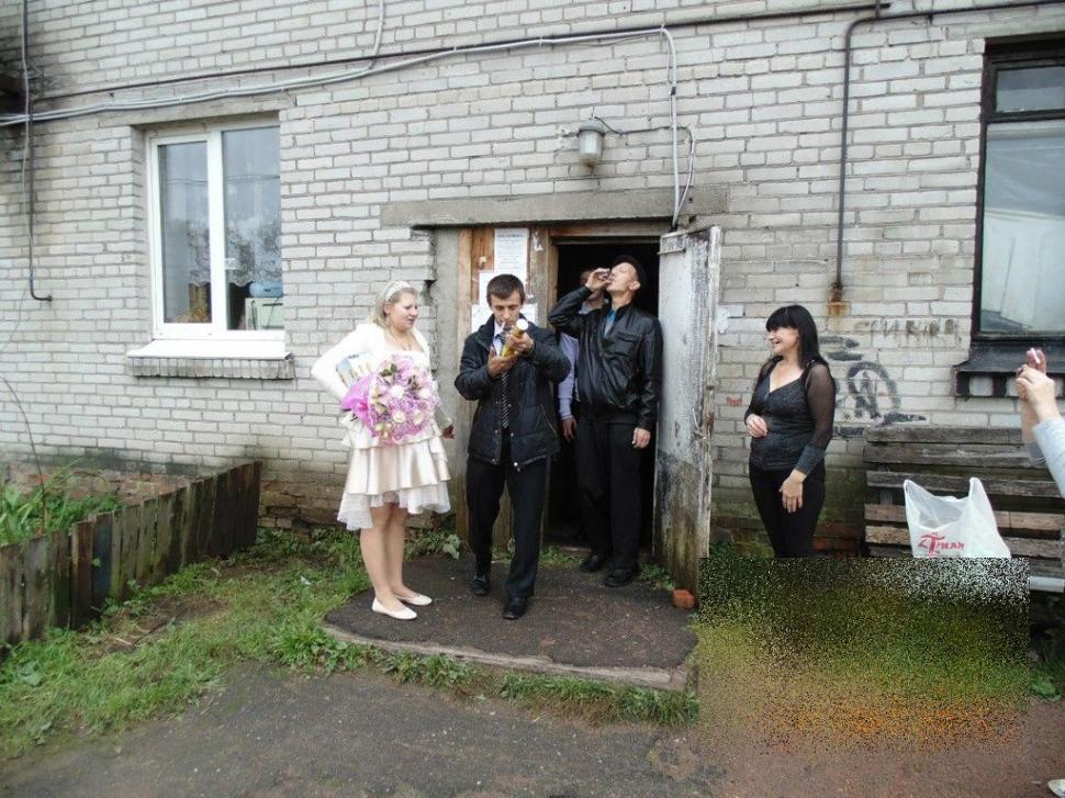 Mirii şi naşii sunt acum căutaţi de poliţie. Vor fi amendaţi pentru că s-au fotografiat în cimitirul soldatului necunoscut  235093