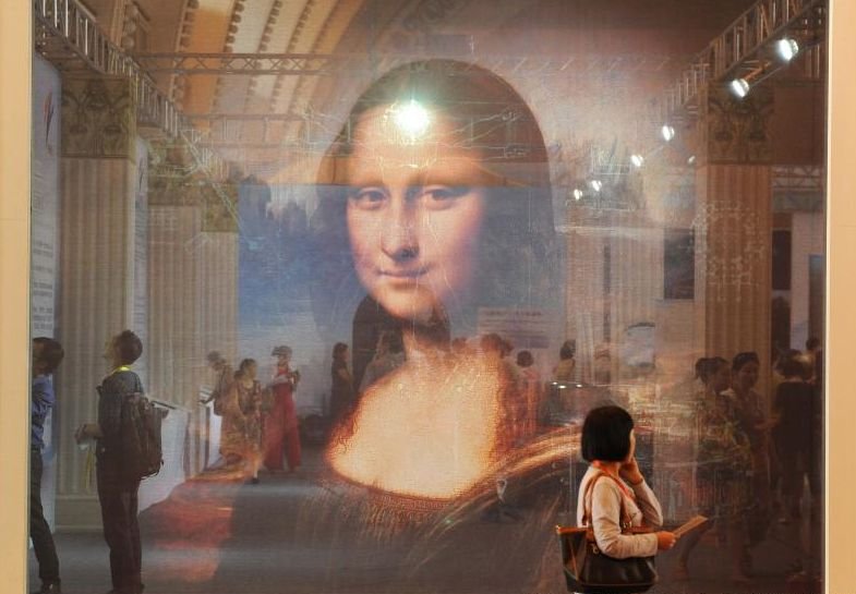 Mona Lisa, RASĂ PE CAP în scopuri umanitare: &quot;O tumoare schimbă viaţa. Nu şi valoarea ei&quot;