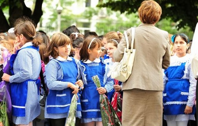 Scandal la o şcoală din Dâmboviţa. Părinţii unui elev acuză o învăţătoare că le-a bătut copilul 