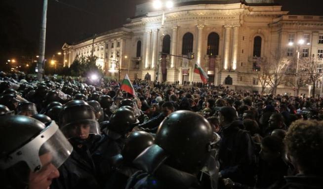 Bulgaria, divizată în stradă. Zecii de mii de oameni au protestat pro şi contra Guvernului socialist