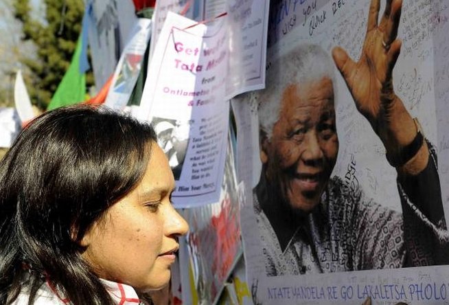 Starea de sănătate a lui Nelson Mandela s-a ÎNRĂUTĂŢIT. Fostul şef de stat comunică prin SEMNE