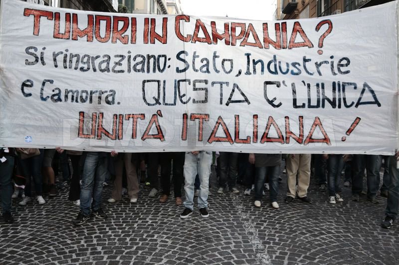 ZECI DE MII DE OAMENI au protestat în Napoli faţă de afacerile cu deşeuri toxice ale mafiei