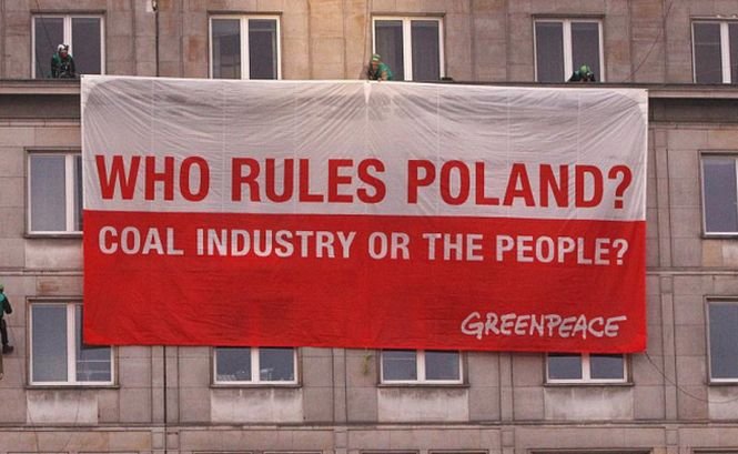 Ministerul polonez al Economiei, ocupat de Greenpeace. Zeci de protestatari, pe acoperişul instituţiei