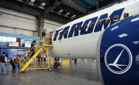 TAROM cheltuie mii de euro pe periuţe de unghii pentru stewardese şi beţişoare de coktail