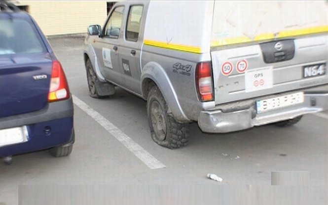 Sibiu: 21 de maşini ale unei firme de prospecţiuni, găsite cu cauciucurile tăiate. Poliţia a găsit un vinovat: un preot
