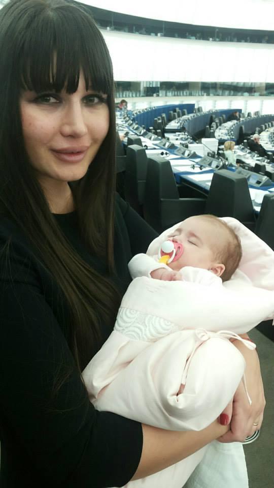 Cum a mers Elena Băsescu la muncă, în Parlamentul European. "Nu mă pot despărţi de ea" 235936