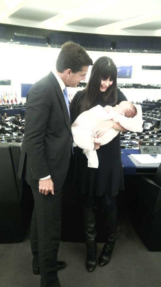 Cum a mers Elena Băsescu la muncă, în Parlamentul European. "Nu mă pot despărţi de ea" 235939