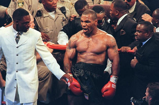 După 16 ani, Mike Tyson a înapoiat bucata pe care a muşcat-o din urechea lui Evander Holyfield