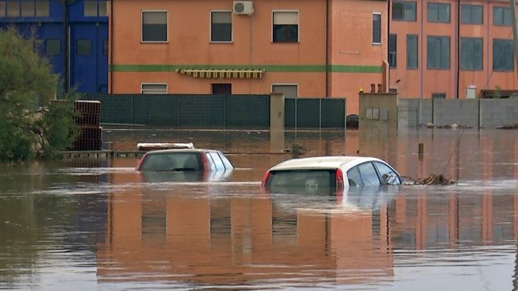 În câteva ore a plouat cât pentru şase luni. A fost decretată stare de URGENŢĂ în Sardinia. Inundaţiile au omorât 16 oameni