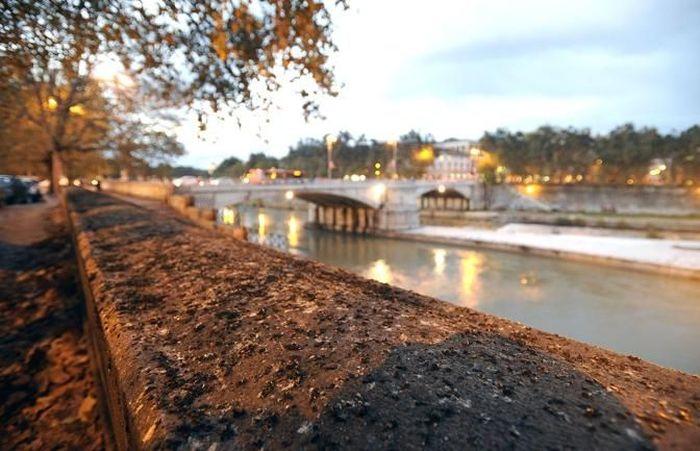 Oamenii sunt disperaţi. Ce se vede de trei zile deasupra Vaticanului şi Romei 235965